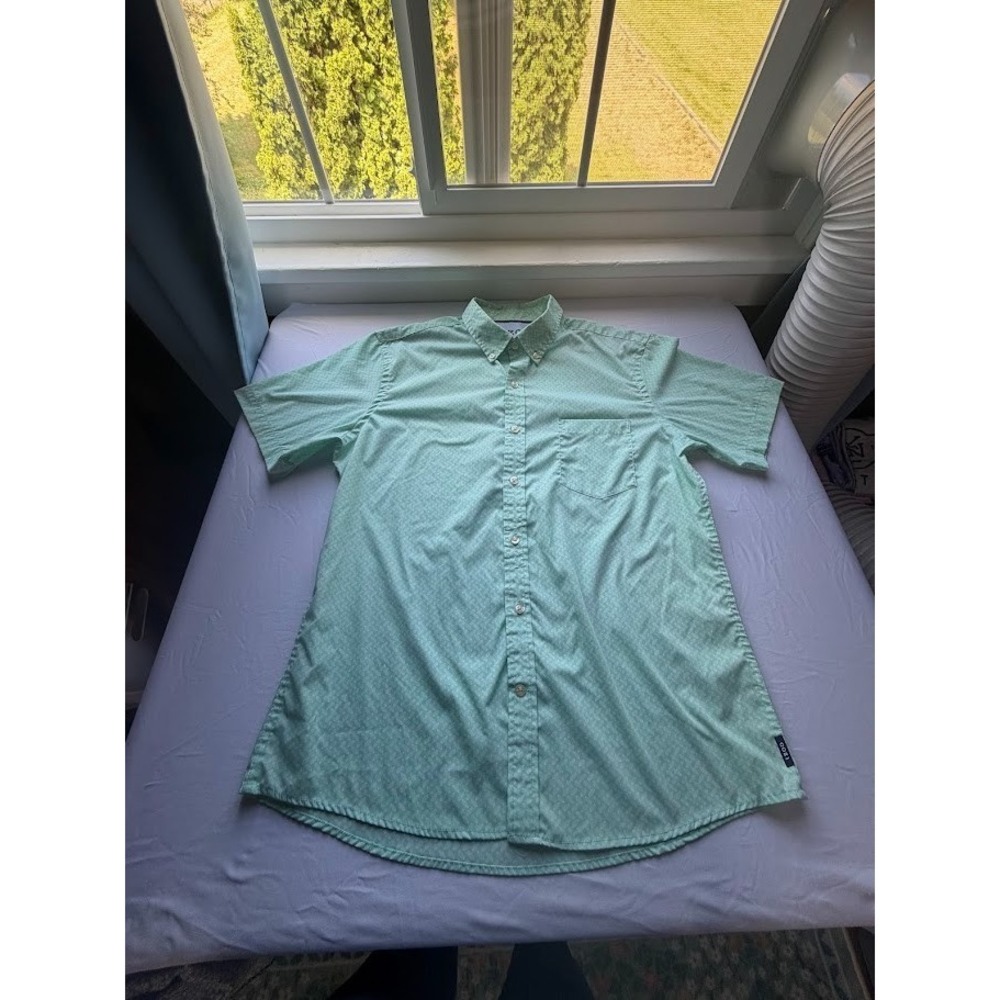 Men's IZOD lightweight summer button down perfect for any occasion - Size L